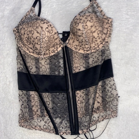 Limited Edition Black Lace Zip-Up Corset - Picture 5 of 10